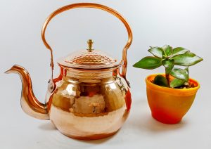 قوری مسی چکشی متوسط با دسته مسی